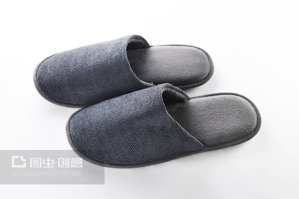 一雙空白軟灰色家居拖鞋 設計與功能解析